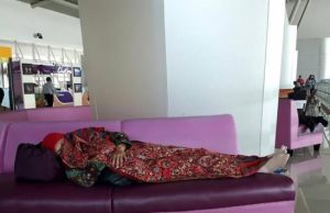 Seperti Menteri Susi, Mensos Khofifah juga tertidur di bandara