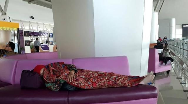 068802100_1497265111-Khofifah_tertidur