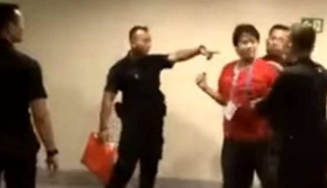 5946c5f1b43ba-potongan-gambar-dari-video-oknum-anggota-brimob-ancam-wartawan_663_382