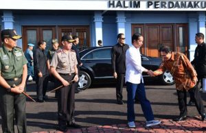 Gaya Santai Jokowi, Dari Sneakers Hingga Jins Biru
