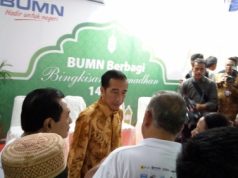 Presiden Jokowi Bagikan Paket Sembako di Rawa Bebek