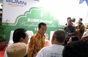 Presiden Jokowi Bagikan Paket Sembako di Rawa Bebek