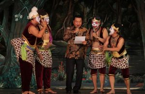 Duet dengan Punakawan, Moeldoko Nyanyi Perahu Layar