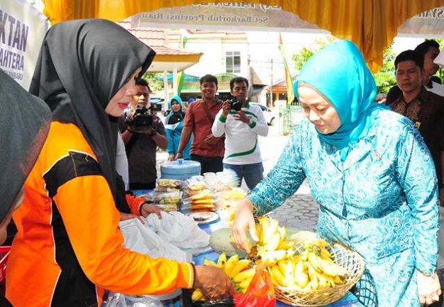 2450-ketua-tp-pkk-prov-riau-hj-sisilita-arsyadjuliandi-memberikan-sambutan-saat-hadiri-acara