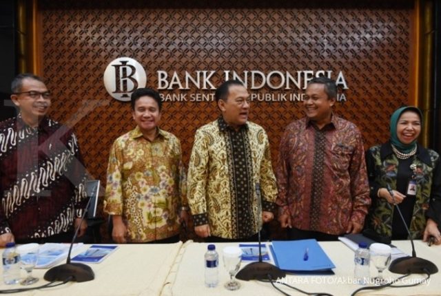 Gubernur Bank Indonesia Agus Martowardojo menyampaikan hasil Rapat Dewan Gubernur di Jakarta, Selasa (22/8)