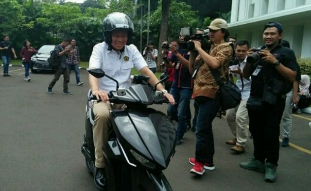 menteri-jonan-uji-coba-mobil-listrik-buatan-mahasiswa-its_crop_650x400