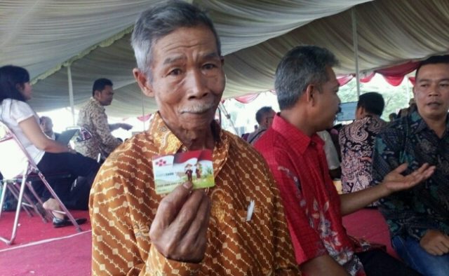 salah-seorang-petani-asal-kecamatan-panumbangan-kabupaten-ciamis-sukendi-_171009111801-924_crop_650x400