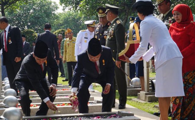 122802_91591_jokowi_jk_makam