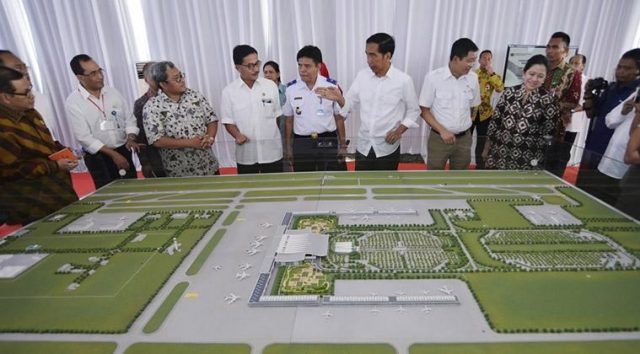 presiden-joko-widodo-saat-meninjau-rencana-bandara-kertajati