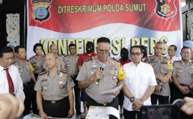 5b307103694f4-kapolda-sumut-irjen-pol-paulus-waterpauw-saat-menggelar-konferensi-pers_665_374