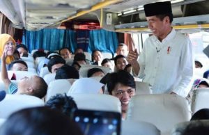 Naik ke Bus, Jokowi Doakan Pemudik Selamat Sampai Tujuan
