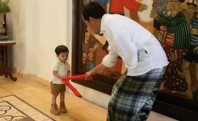 Ngabuburit, Presiden Jokowi Ajak Cucu Main di Dufan