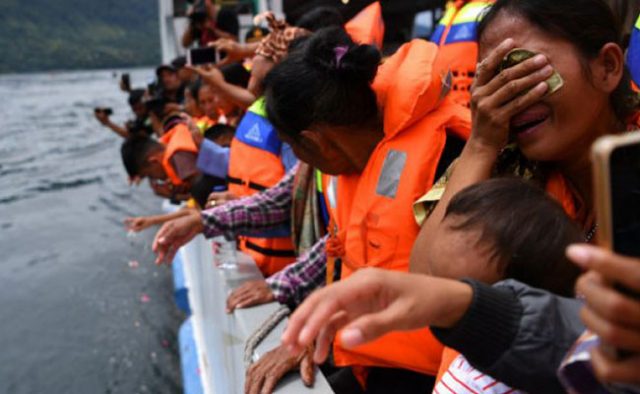 Ratusan Warga dan Keluarga Doakan Korban KM Sinar Bangun