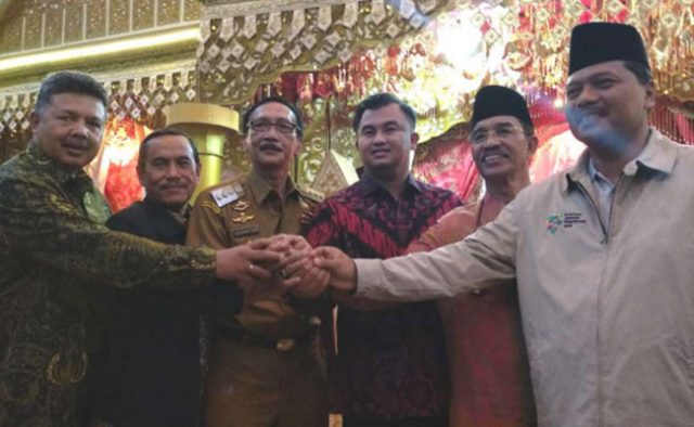 5ba1333fbc9fb-10-kepala-daerah-di-sumatera-barat-deklarasi-dukungan-ke-jokowi-ma-ruf-amin_665_374