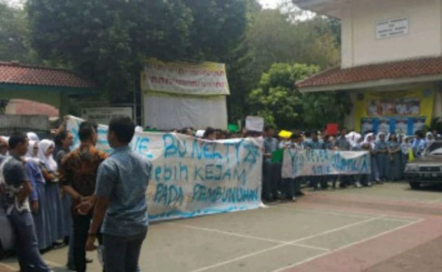 5bbf02e078dac-sejumlah-siswa-sman-87-jakarta-menggelar-unjuk-rasa-membela-guru-mereka_375_211_crop_650x400