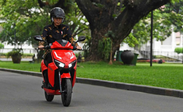 jokowi-motor-listrik-its