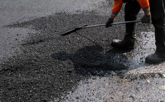 Pemerintah-Bangun-380.000-KM-Jalan-Aspal-Campur-Karet-di-Daerah