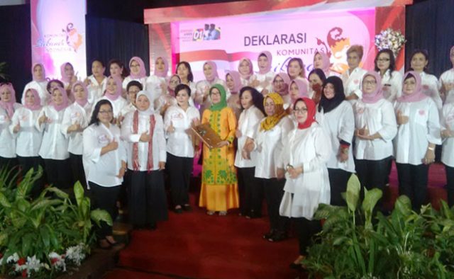 ibunda-jokowi-hadiri-deklarasi-dukungan-emak-emak-ke-putranya-di-pilpres-fcr26vKA0V