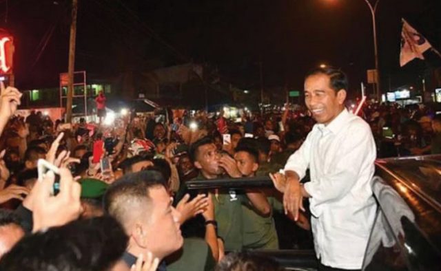 5ca23deb468fa-presiden-joko-widodo-dicegat-warga-di-sorong_665_374