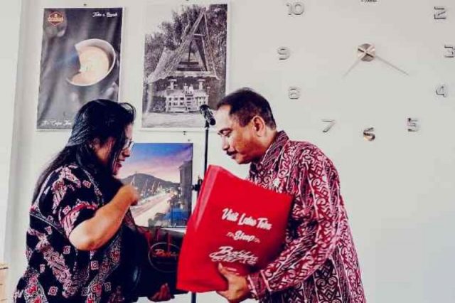 menpar-arief-yahya-tanda-tangani-prasasti-peresmian-batikta-balige-5qW-800x533