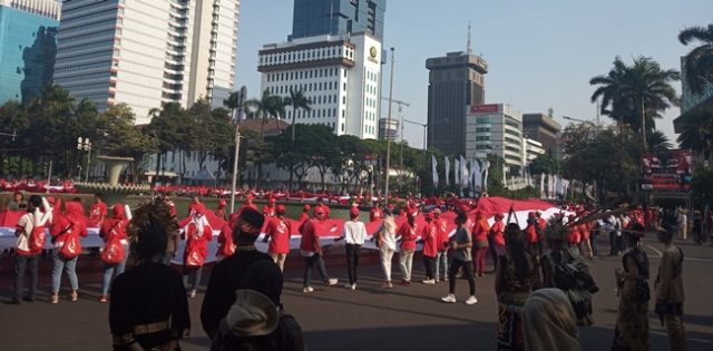 664397_06555720102019_Relawan-bendera
