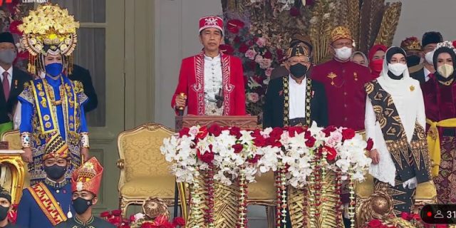 994938_10312617082022_Presiden_Joko_Widodo_mengenakan_baju_adat_Dolomani_dari_Buton