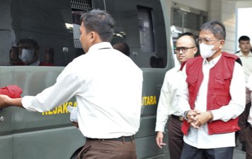 kejati-sumut-tahan-eks-kadis-bina-marga-sumut-di-kasus-korupsi-jalan-toba-samosir-2_169.jpeg