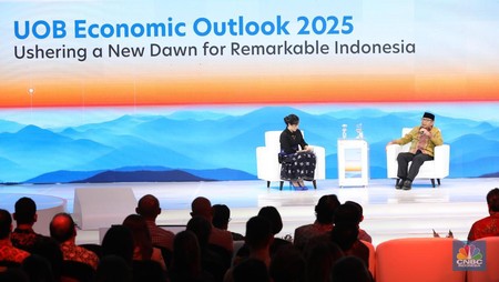 gubernur-bank-indonesia-periode-2003-2008-burhanuddin-abdullah-dalam-uob-indonesia-economic-outlook-2025-di-kempinski-jakarta--6_169