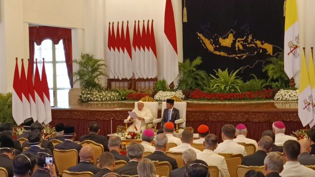 paus_fransiskus_bertemu_dengan_presiden_jokowi_di_istana_negara-Ua92_large