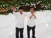 Kritik Prabowo-Gibran, Greenpeace Bentangkan Spanduk di Bundaran HI