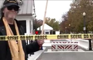 Aksi Demo Pasangi Pita Kuning TKP Kejahatan di White House