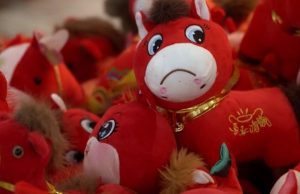 Viral Jelang Perayaan Imlek, Boneka Kuda Menangis