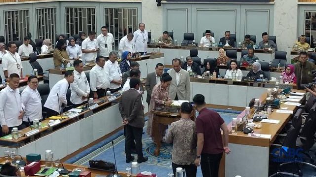 menteri-pertanian-mentan-amran-sulaiman-saat-rapat-kerja-bersama-komisi-iv-dpr-ri-di-kompleks-parlemen-jakarta-rabu-1692026-1789544749119_169