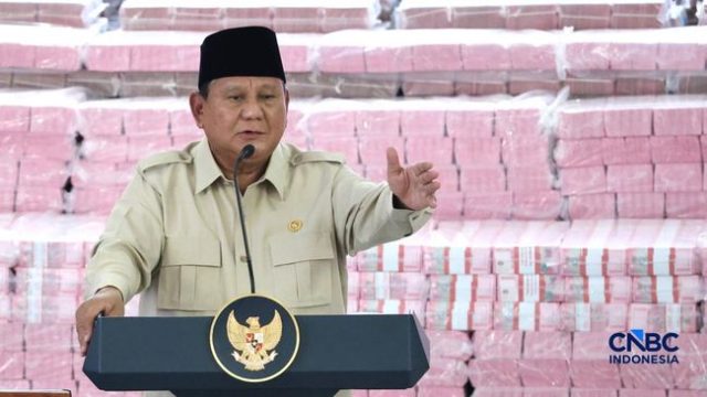 presiden-prabowo-subianto-memberi-pidato-saat-kegiatan-penyerahan-denda-administratif-dan-penyelamatan-keuangan-negara-serta-p-1791280928549_169